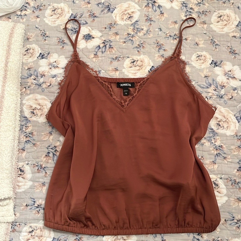 Mauve express lace tank top with elastic bubble bottom
